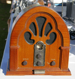 A 1990s Bush reproduction radio