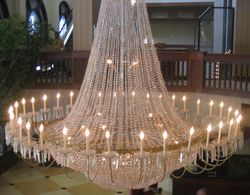 A chandelier light fixture